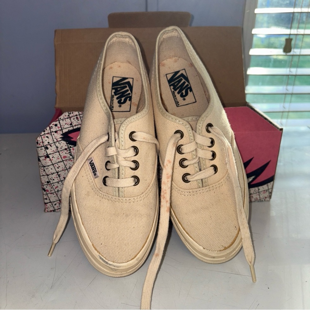Vintage 1990 Women’s size 7 Vans NEW IN BOX